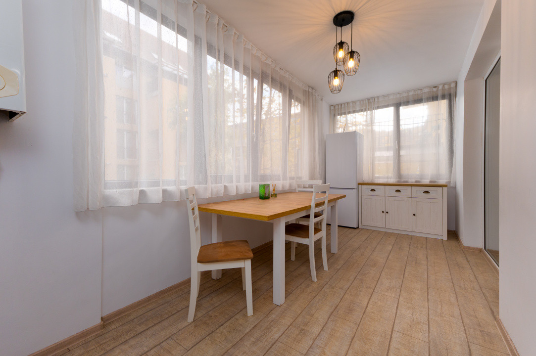 Apartament 3 camere, renovat complet, cu terasă, strada Porii