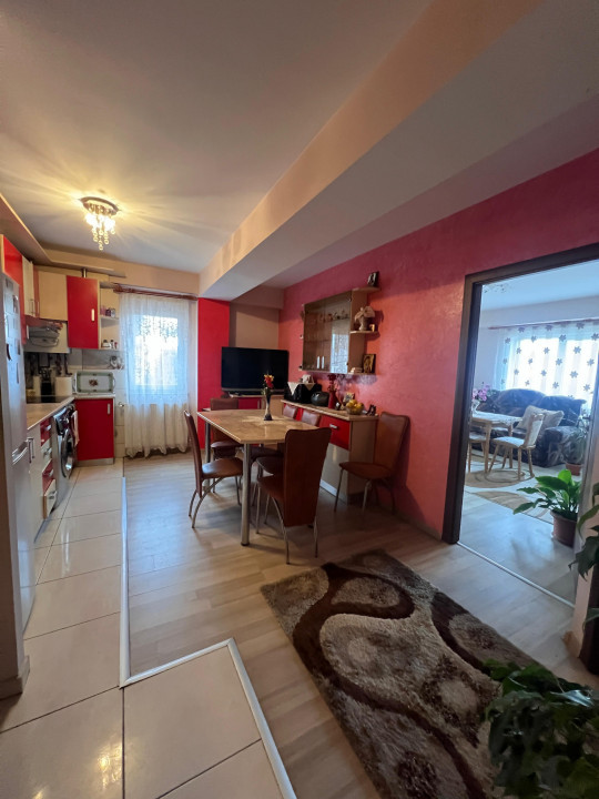 Apartament 3 camere, etaj 1, parcare, Zona Regal