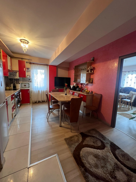 Apartament 3 camere, etaj 1, parcare, Zona Regal