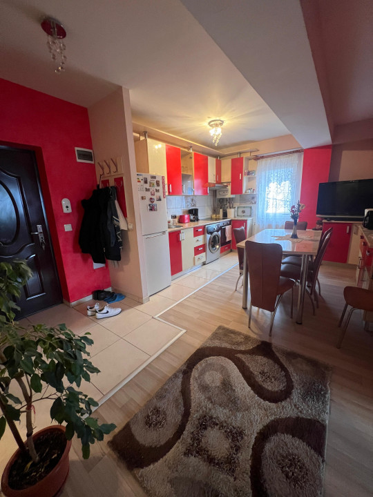 Apartament 3 camere, etaj 1, parcare, Zona Regal
