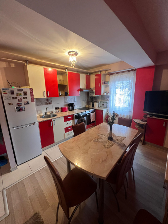 Apartament 3 camere, etaj 1, parcare, Zona Regal